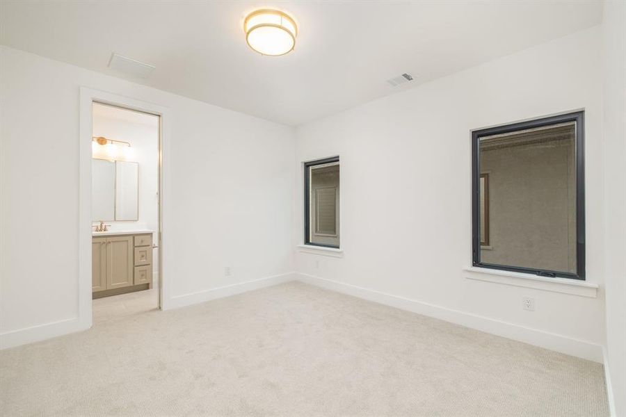 Spacious, unfurnished interior of a new home in Dove Station, Grapevine (Image 22).