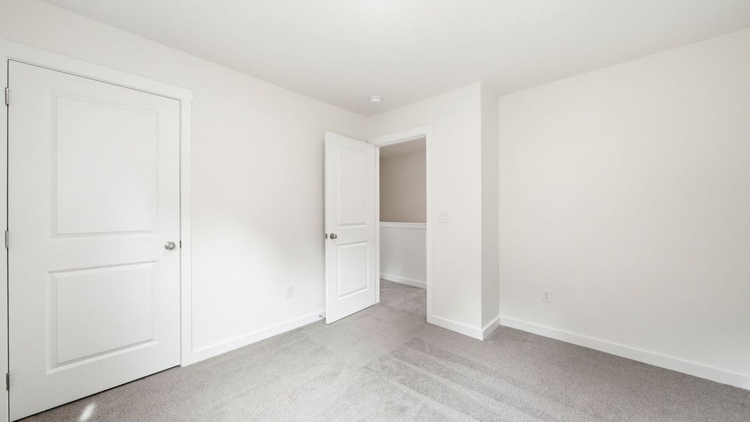 Spacious, unfurnished interior of a new home in Oak Hill, Vonore (Image 22).