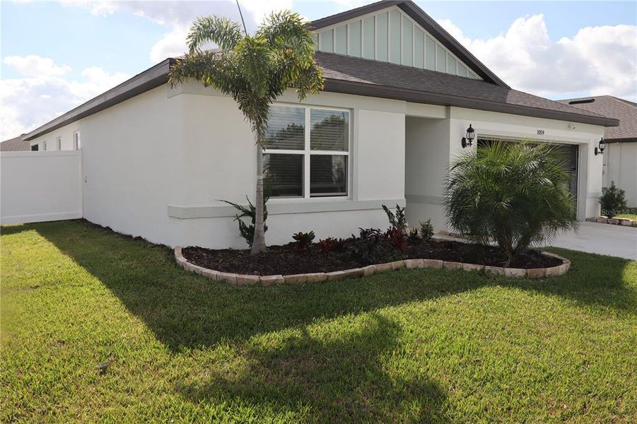 Exterior details and patio area of a home in , Winter Haven (Image 3).