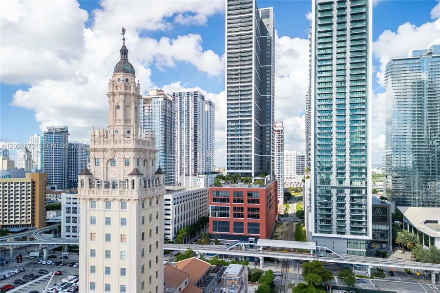 Condo located in Miami, FL showcasing its design and architecture (Image 24).