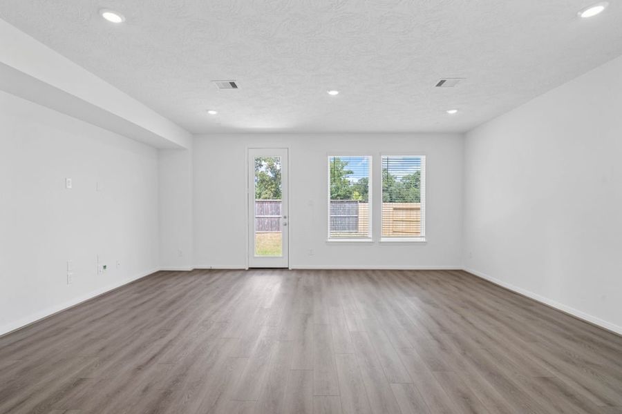 Spacious, unfurnished interior of a new home in Sagecrest Preserve, Conroe (Image 13).