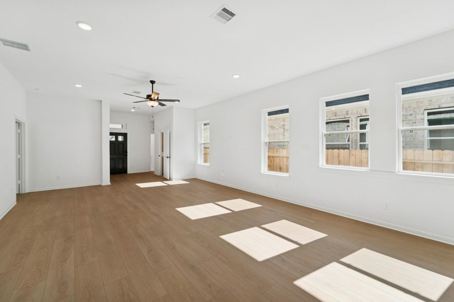 Spacious, unfurnished interior of a new home in The Grand Prairie 40’, Hockley (Image 26).