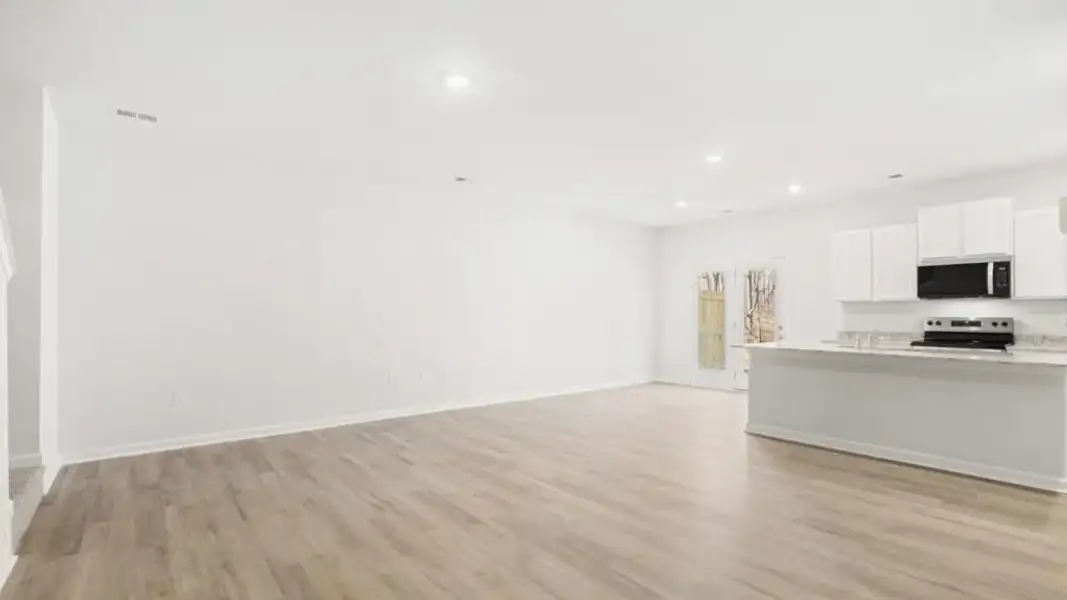 Spacious, unfurnished interior of a new home in , Gainesville (Image 15).