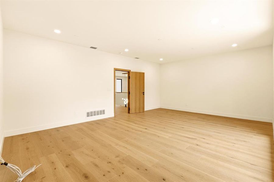 Spacious, unfurnished interior of a new home in , Dallas (Image 33).