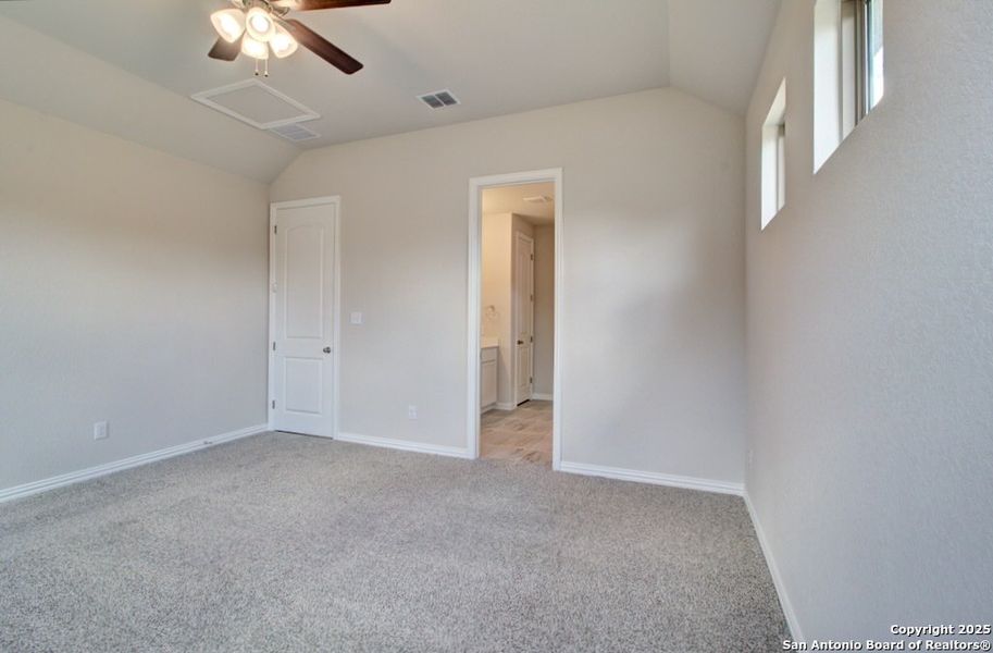 Spacious, unfurnished interior of a new home in Casinas at Gruene, New Braunfels (Image 20).