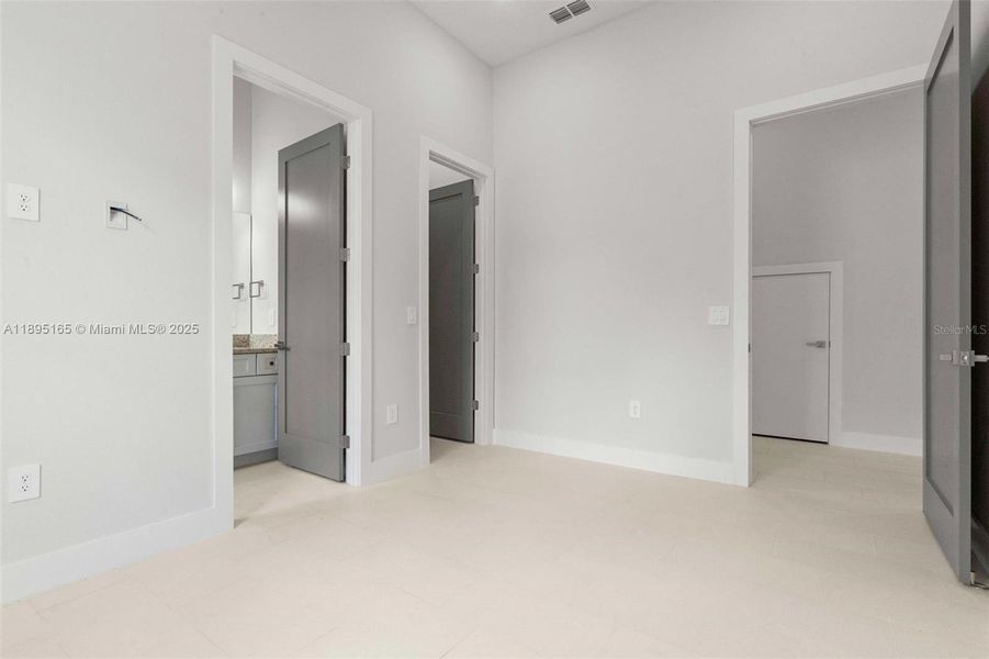 Spacious, unfurnished interior of a new home in Reunion Resort, Reunion (Image 40).