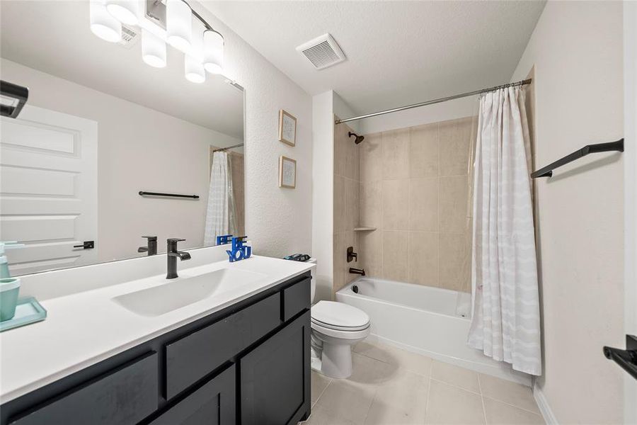 Furnished interior view inside a new home in Willow Grove, Melissa (Image 35).