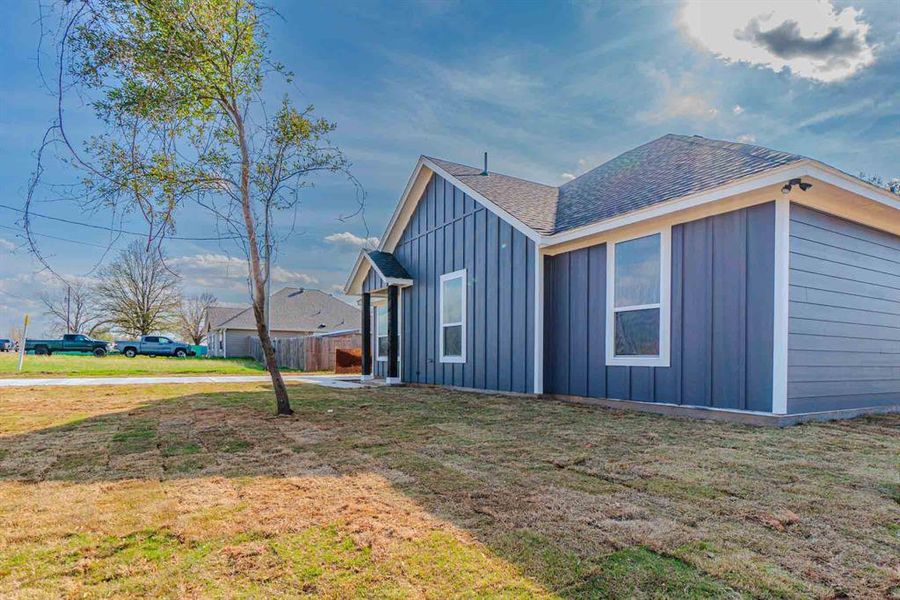 Exterior details and patio area of a home in , Granbury (Image 4). Exterior details and patio area of a home in , Granbury (Image 4).