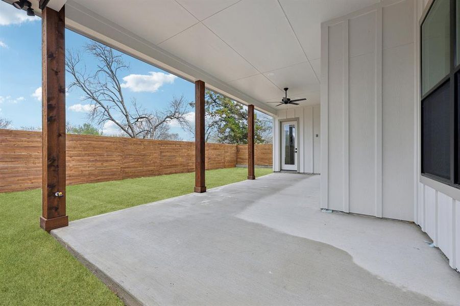 Expansive covered patio featuring a concrete surface, a ceiling fan, and recessed lighting