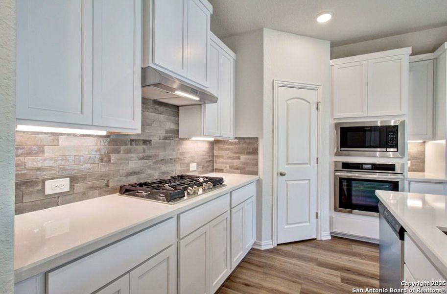 Furnished interior view inside a new home in Clear Creek, New Braunfels (Image 3).