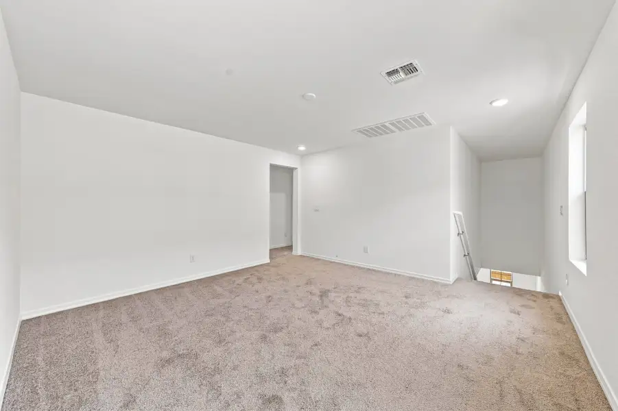 Spacious, unfurnished interior of a new home in Baker Farms, Phoenix (Image 11).