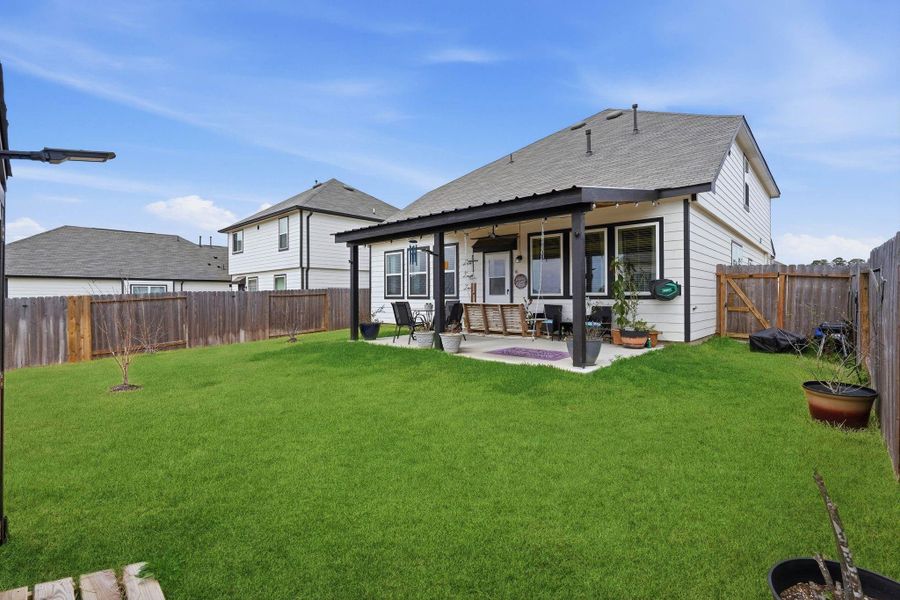Exterior details and patio area of a home in Hunter's Creek, Huntsville (Image 24).
