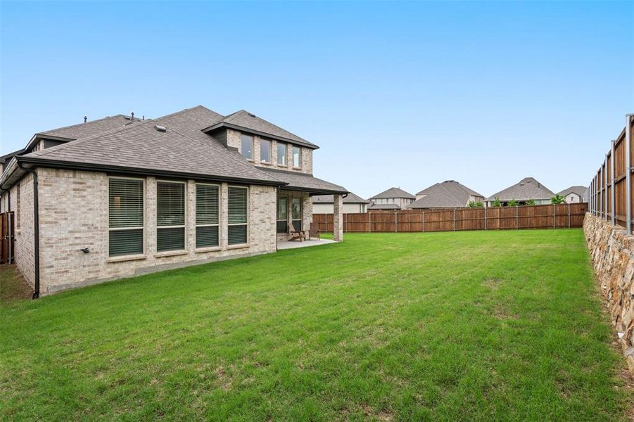 Exterior details and patio area of a home in , Oak Point (Image 24).