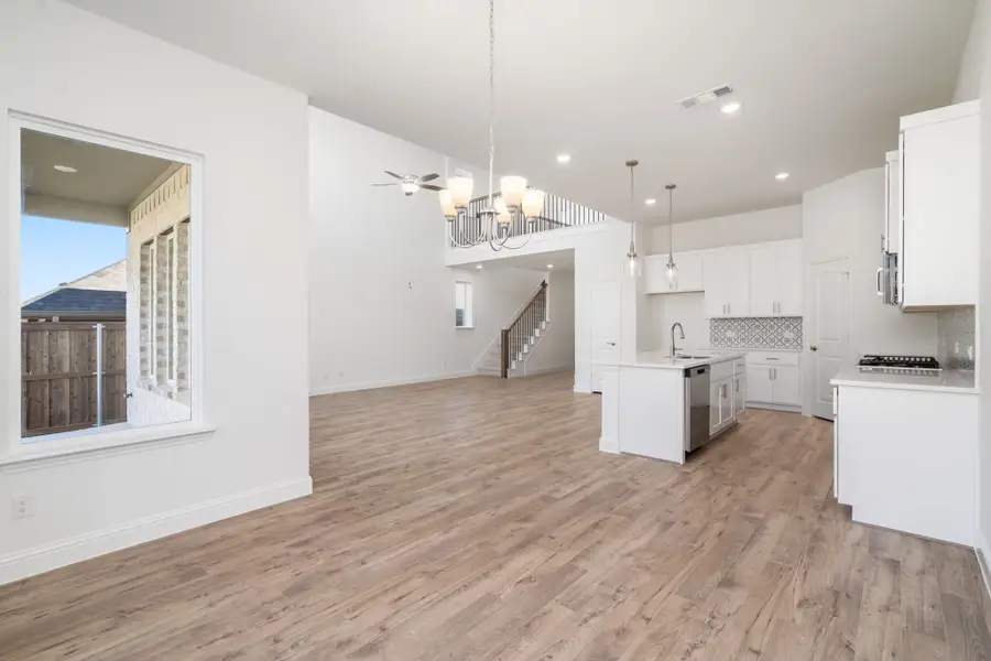 Spacious, unfurnished interior of a new home in Reunion, Rhome (Image 27).