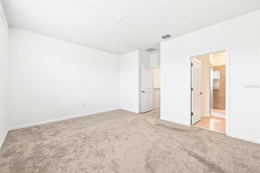 Spacious, unfurnished interior of a new home in Tohoqua, Kissimmee (Image 22).