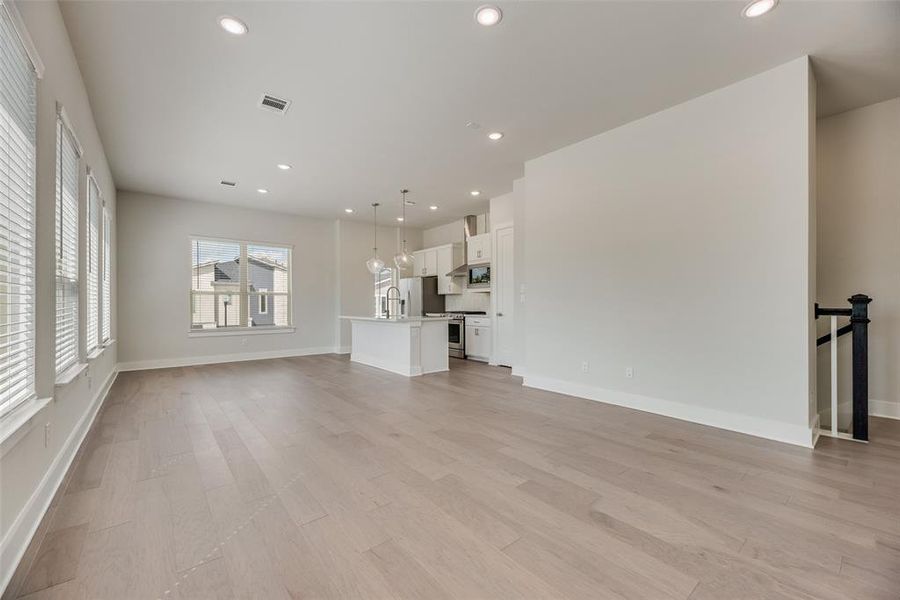 Spacious, unfurnished interior of a new home in Collin Creek, Plano (Image 18).