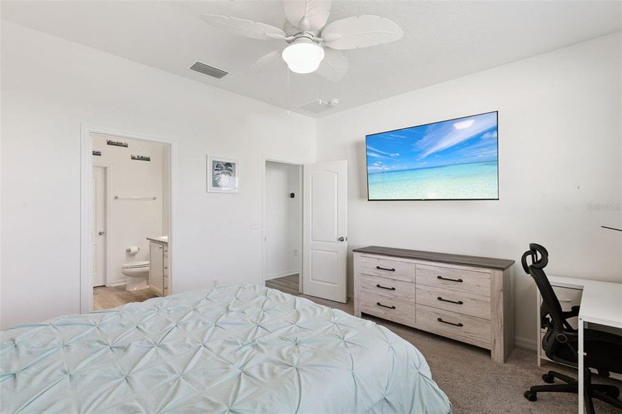 Furnished interior view inside a new home in , Mascotte (Image 37).