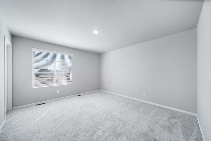 Spacious, unfurnished interior of a new home in Thompson River Ranch, Johnstown (Image 29).