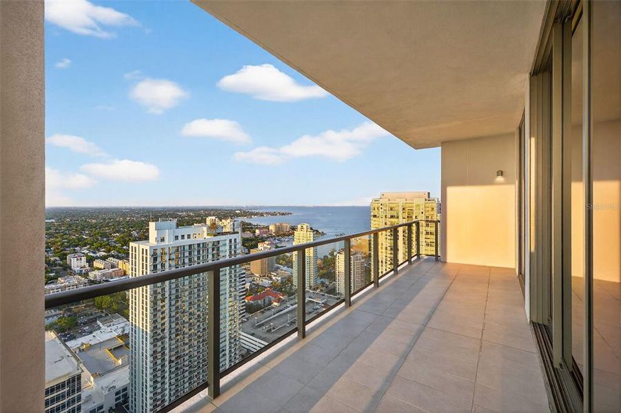 Condo located in St. Petersburg, FL showcasing its design and architecture (Image 16).