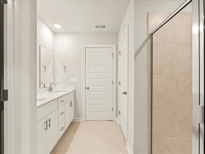 Welcome to the Lennon floorplan at Brayfield Manor - Heritage Collection.