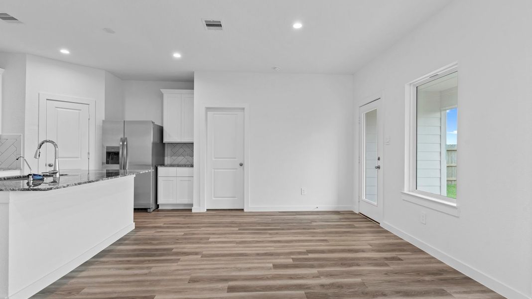 Spacious, unfurnished interior of a new home in Watermark, Alvin (Image 13).