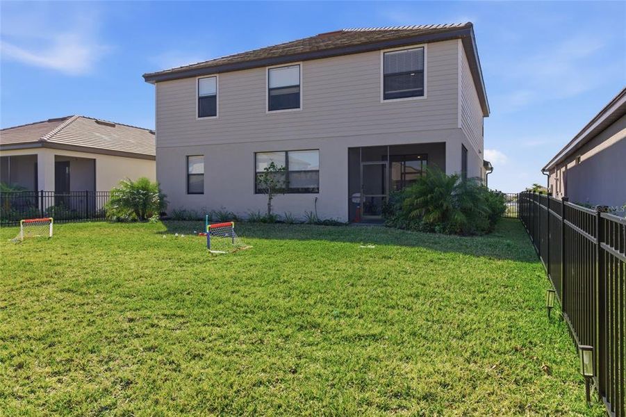 Exterior details and patio area of a home in , Bradenton (Image 27).