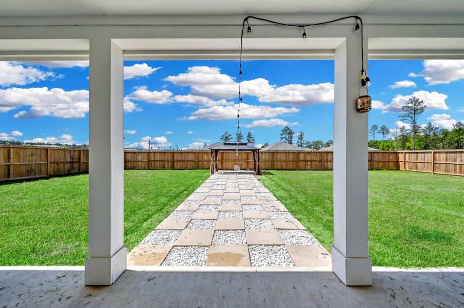 Exterior details and patio area of a home in Spring Branch Crossing, Conroe (Image 3).