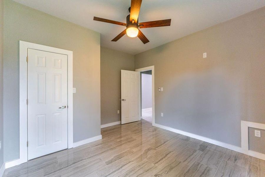 Spacious, unfurnished interior of a new home in , Walnut Springs (Image 25).