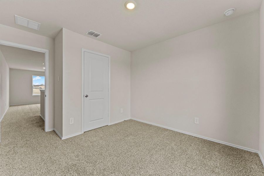 Spacious, unfurnished interior of a new home in Bollinger, Uhland (Image 14).