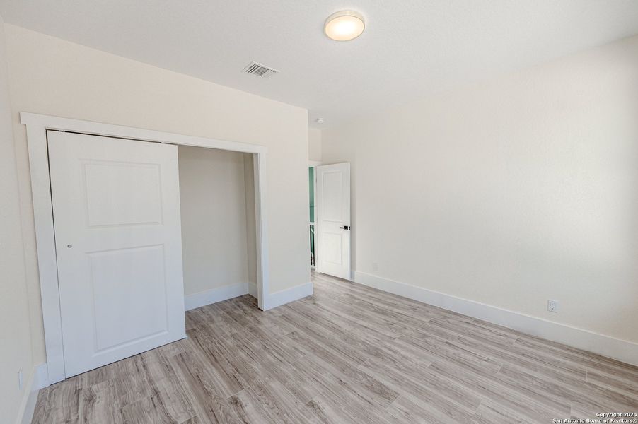 Spacious, unfurnished interior of a new home in , Bandera (Image 11).