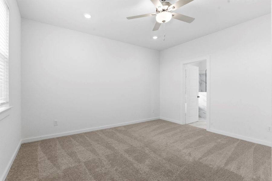 Spacious, unfurnished interior of a new home in , Iowa Colony (Image 27).