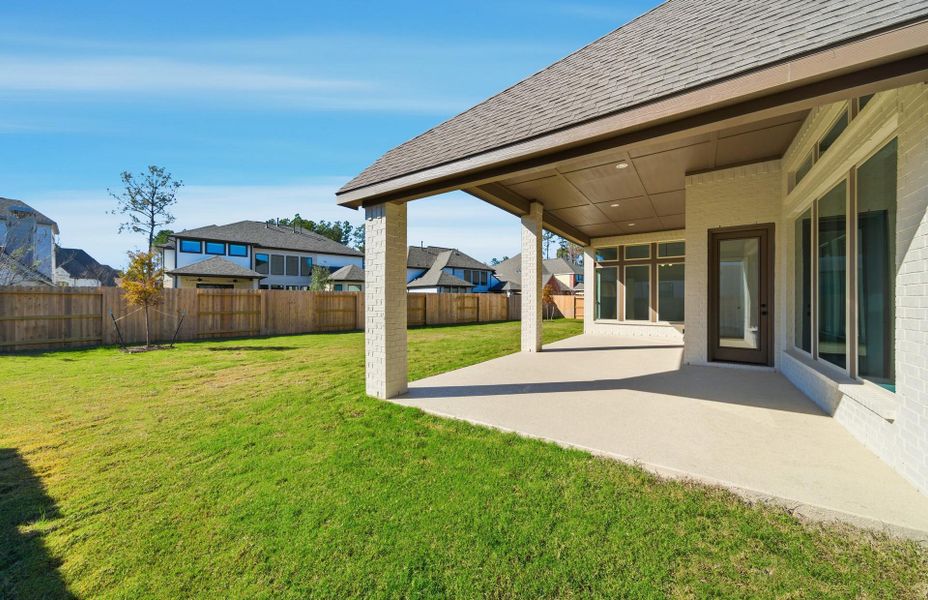 Exterior details and patio area of a home in Artavia 70′, Conroe (Image 4).