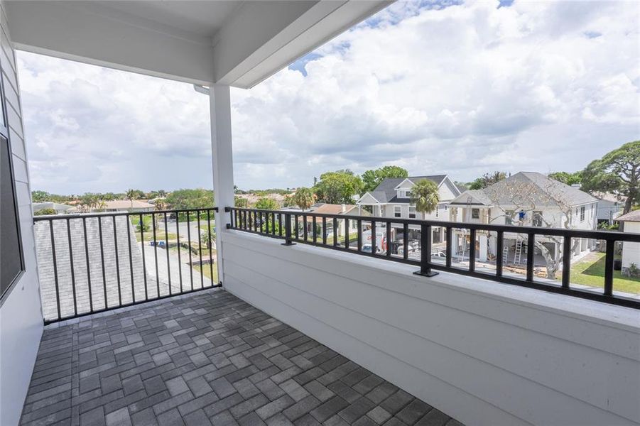Exterior details and patio area of a home in , St. Petersburg (Image 29).