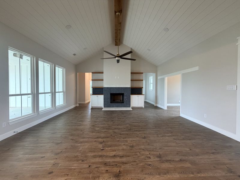 Spacious, unfurnished interior of a new home in Oak Water Ranch, Granbury (Image 23).