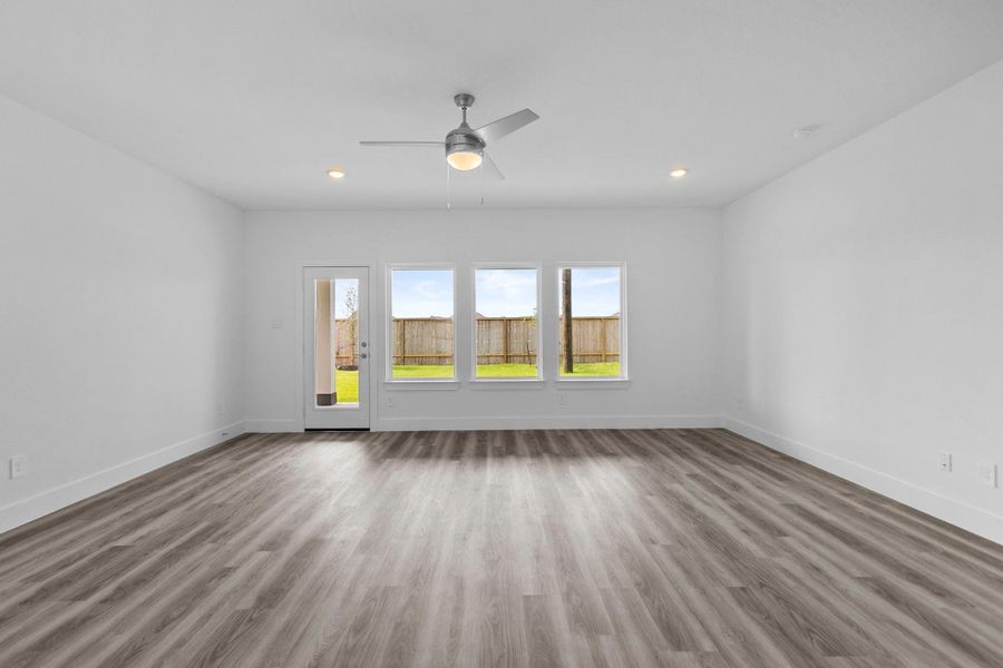 Spacious, unfurnished interior of a new home in Riverside Estates, Mont Belvieu (Image 44).