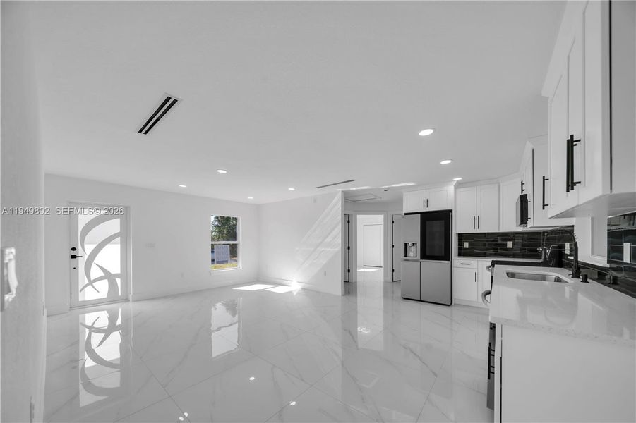 Spacious, unfurnished interior of a new home in , Lehigh Acres (Image 12).