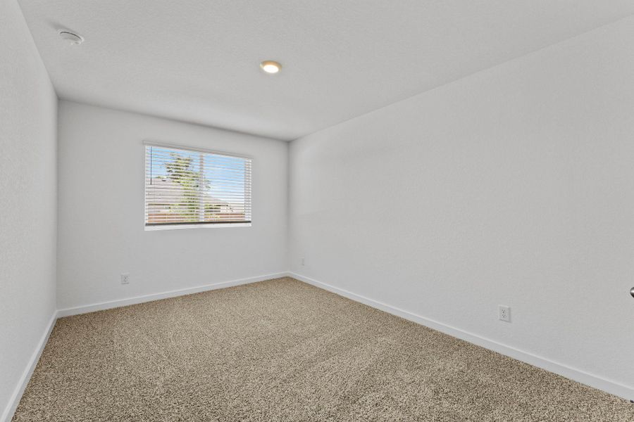 Spacious, unfurnished interior of a new home in Sonoma Oaks, Fredericksburg (Image 24).