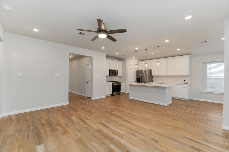 Spacious, unfurnished interior of a new home in Sunrise Cove, Texas City (Image 19).