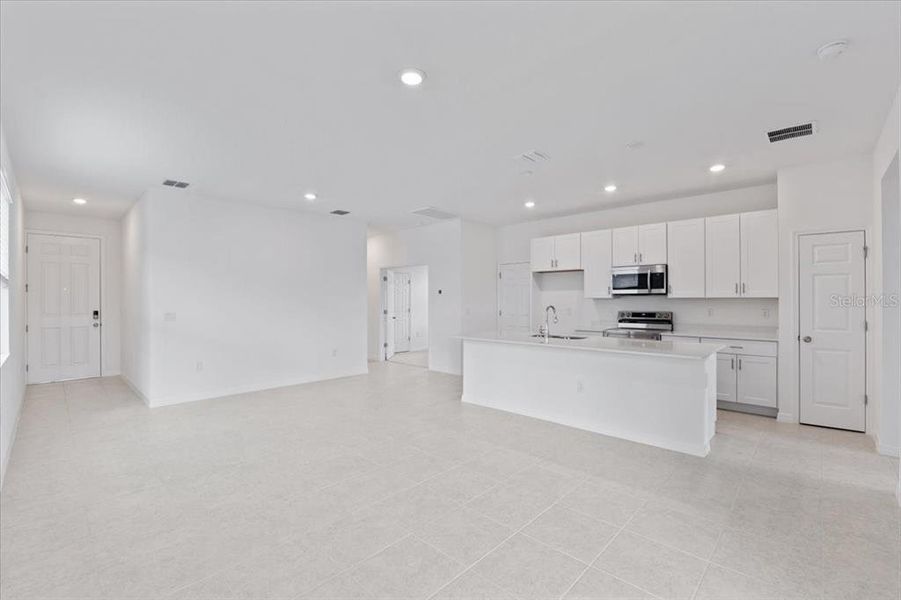 Spacious, unfurnished interior of a new home in Mirror Lake Village, Fruitland Park (Image 12).