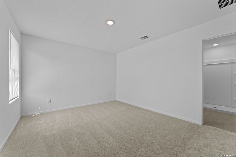 Spacious, unfurnished interior of a new home in Guadalupe Ridge, New Braunfels (Image 27).