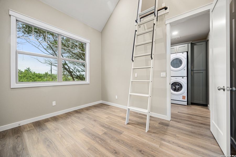 Spacious, unfurnished interior of a new home in , Canyon Lake (Image 33).