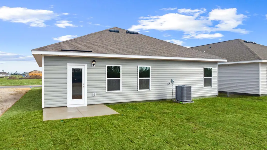 Exterior details and patio area of a home in Liberty, Panama City (Image 4).