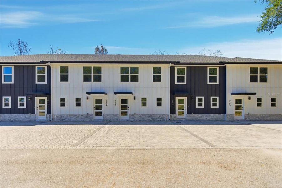 Exterior details and patio area of a home in , Altamonte Springs (Image 15).