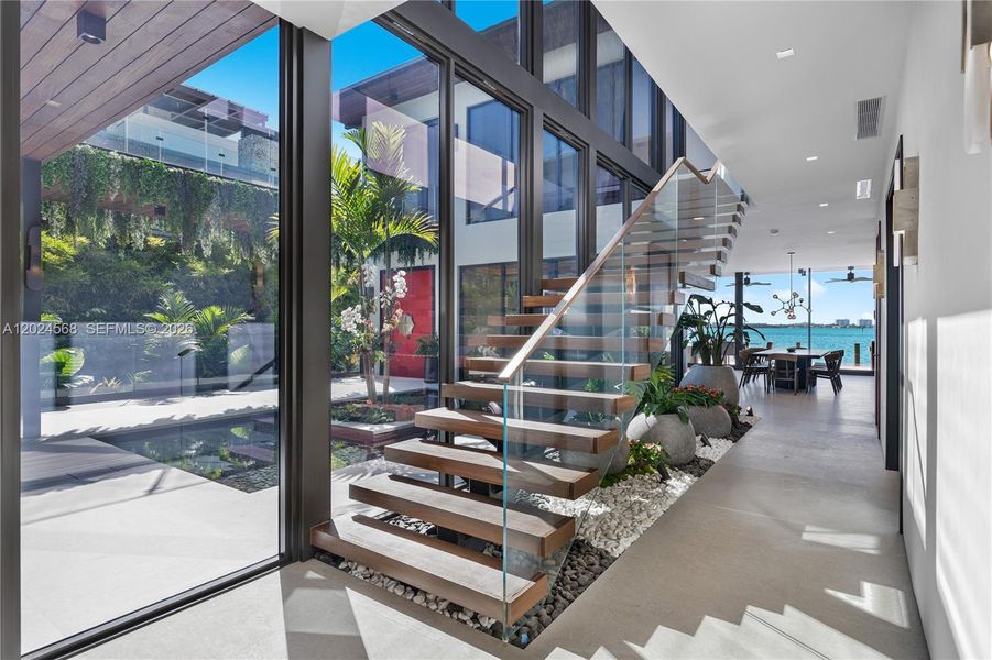 Condo located in Miami Beach, FL showcasing its design and architecture (Image 4).