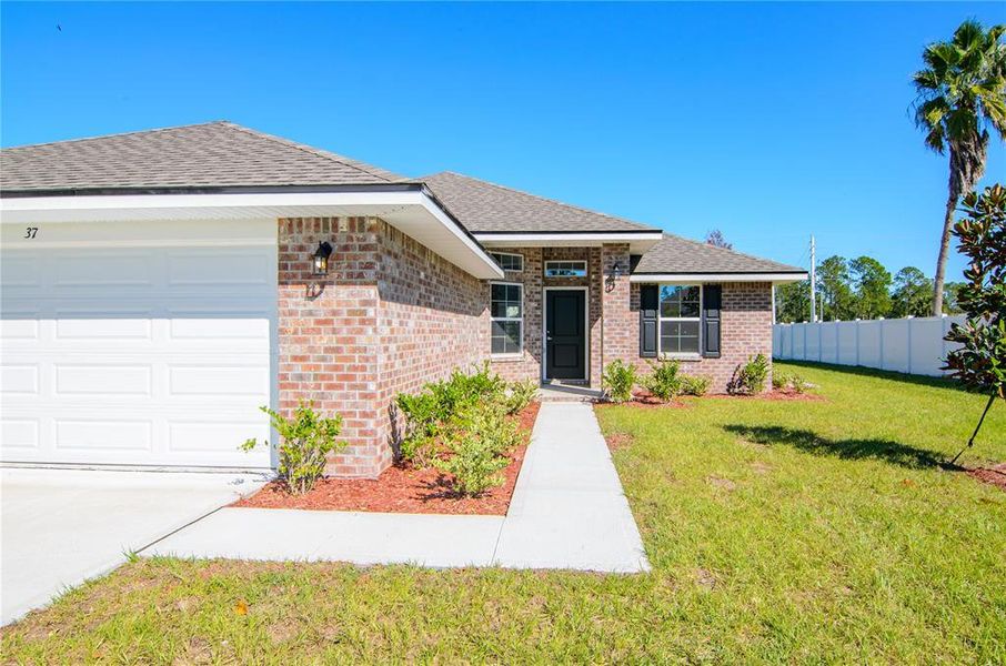 Exterior details and patio area of a home in Palm Coast, Palm Coast (Image 3).