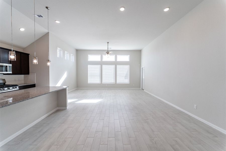 Spacious, unfurnished interior of a new home in Canterra Creek, Rosharon (Image 20).
