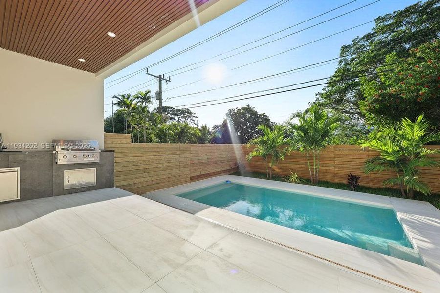 Exterior details and patio area of a home in , Fort Lauderdale (Image 19).