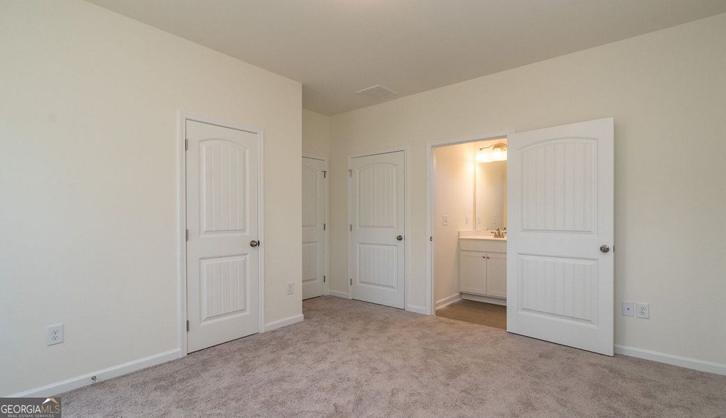 Spacious, unfurnished interior of a new home in The Cottages of Silvertown, Thomaston (Image 7).