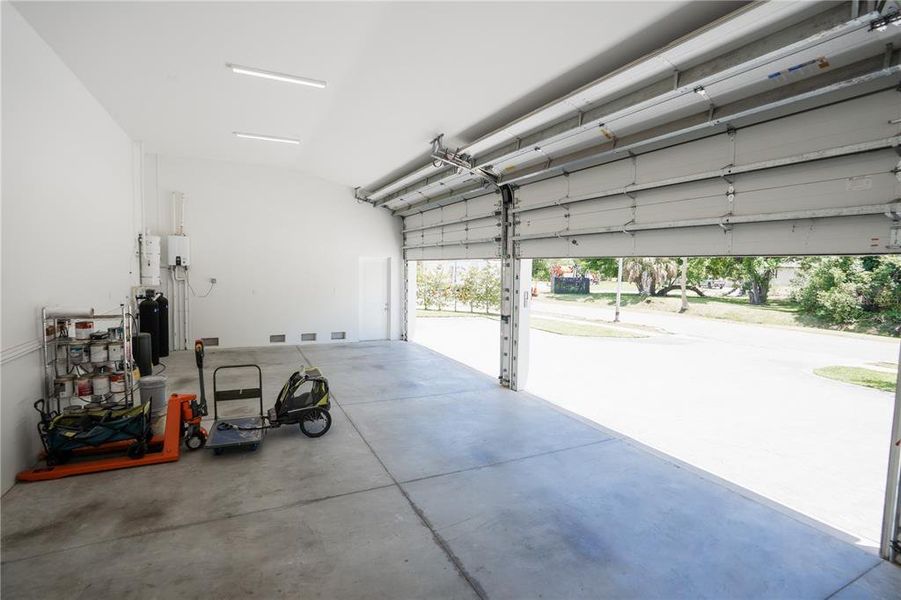 Spacious, unfurnished interior of a new home in , Tampa (Image 21).