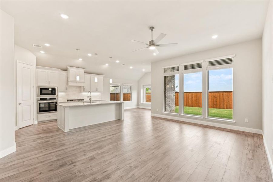 Spacious, unfurnished interior of a new home in Creekview Meadows, Pilot Point (Image 20).